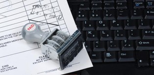 Refakturowanie usług: Postanowienia umowy mogą określić datę powstania przychodu