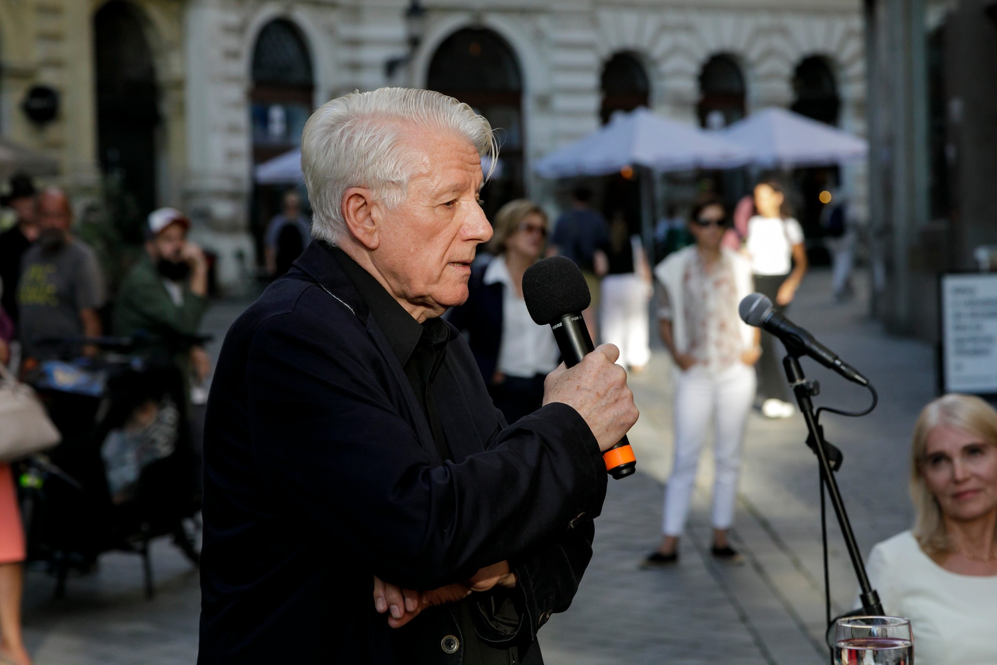 Herec Emil Horváth počas slávnostného odhalenia dlaždice hercovi Milanovi Kňažkovi na Filmovom chodníku slávy pred Divadlom P. O. Hviezdoslava. 