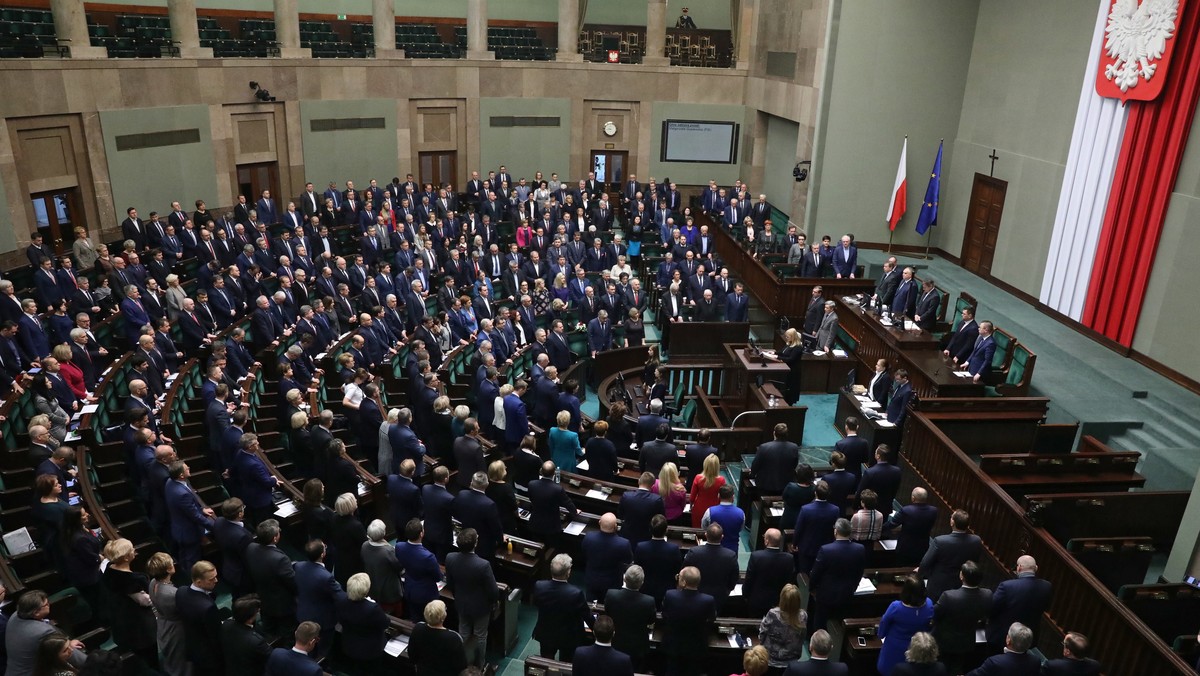 W Sejmie trwa debata nad sprawozdaniem komisji finansów o projekcie ustawy budżetowej na 2019 rok, czyli drugie czytanie projektu budżetu. Opozycja wytyka błędy, które - jej zdaniem - znajdują się w projekcie.