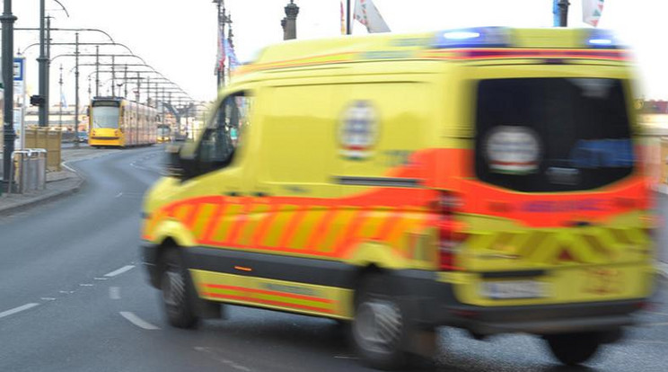 A sérült férfit mentővel szállították kórházba /Fotó: Northfoto