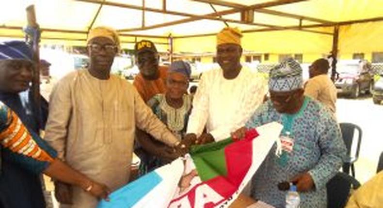 PDP members defect to APC in Ikorodu.