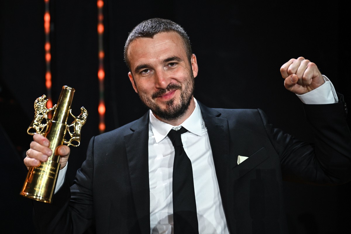 Reżyser Paweł Maślona z nagrodą Złote Lwy za film "Kos" w Gdyni