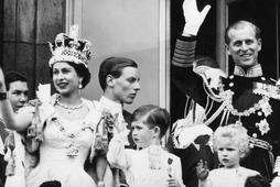 Elisabeth II. von GB/ mit Ehemann Philip u.d. Kindern Charles u. Anne n.d. Kroenung