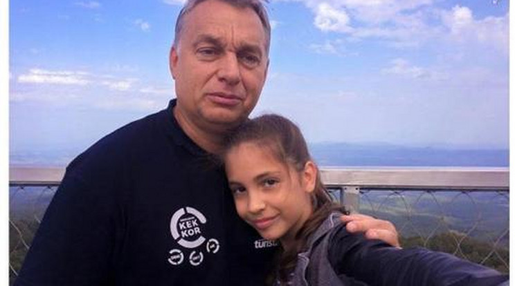 Találd ki, hol készült ez a gyerekes selfie Orbánról!