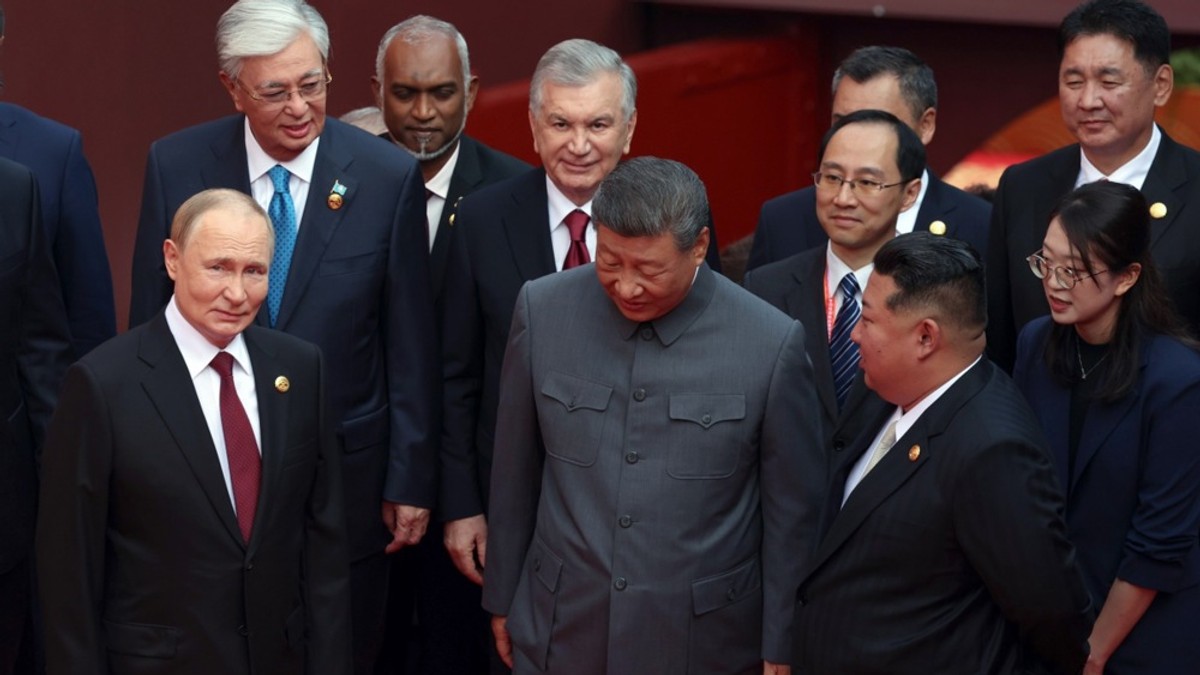 Si Đinping (C) sa Vladimirpom Putinom i Kimom Džong Unom u Pekingu 3. septembra 2025.