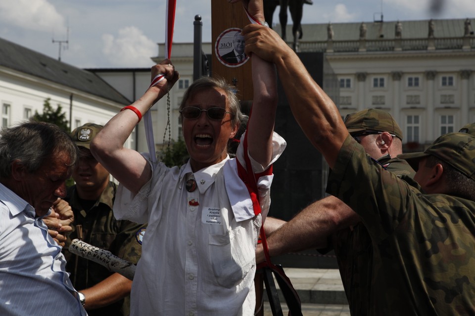 WARSZAWA KRZYŻ PRZED PAŁACEM PREZYDENCKIM