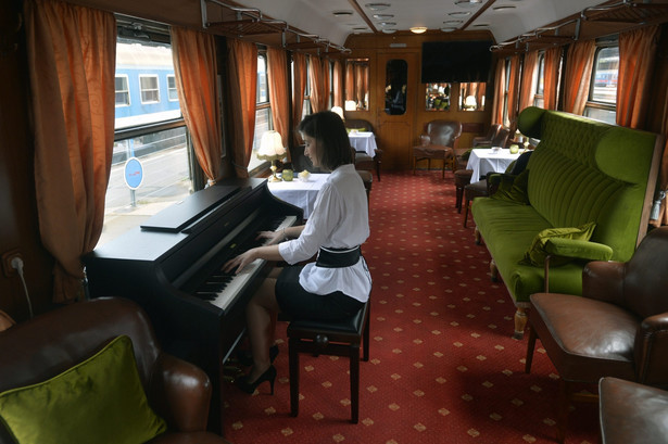 W skład pociągu wchodzi 13 odnowionych, luksusowych zabytkowych wagonów . Wagon restauracyjny - pianista umilający gościom posiłek graniem na pianinie EPA / ZOLTAN MATHE WĘGRY OUT Dostawca: PAP / EPA.