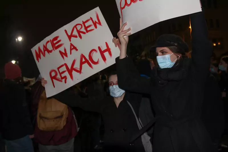 Młode kobiety protestują orzeczenie TK/ fot. Kaja Gołuchowska