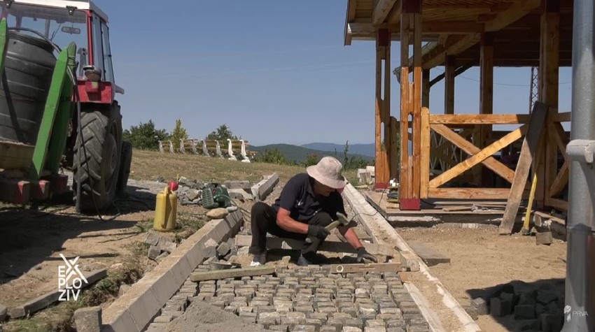 Nada Jevremović, spomenik Gvozdenom puku