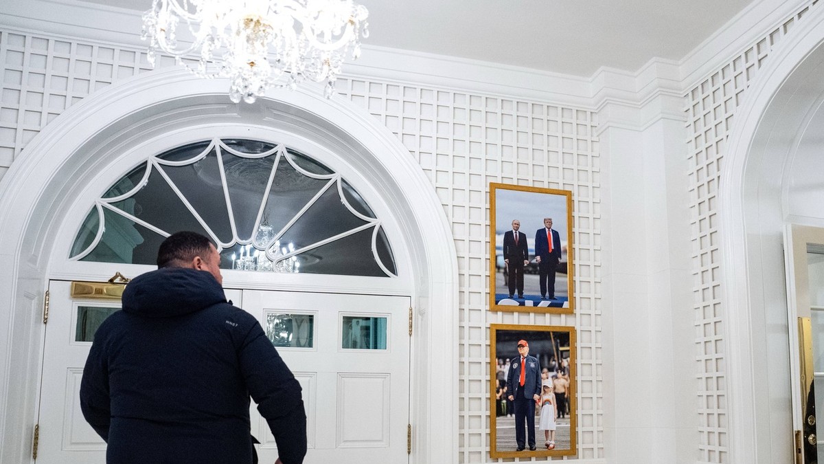 Fotografija Trampa i Putina na zidu u Beloj kući 