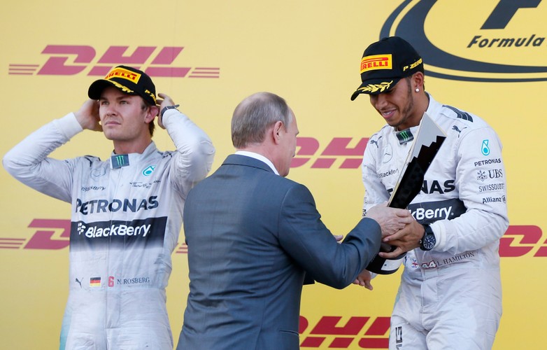 Władimir Putin carem Formuły 1. Wręczał nagrody kierowcom po Grand Prix Rosji