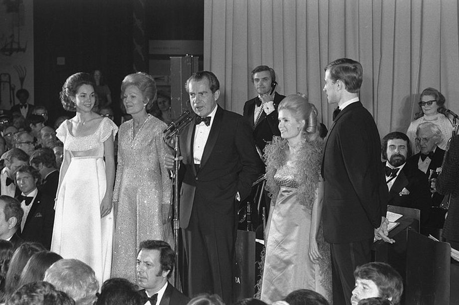 Pat Nixon na balu inauguracyjnym w 1969 roku miała na sobie żółtą suknię projektu Karen Stark z domu mody Harvey Berin.