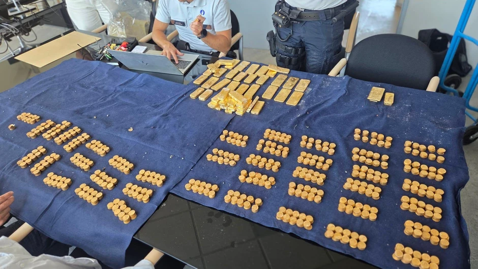 Policijski službenici su premestili plen na bezbednu lokaciju | Foto: Lokale Politie Dendermonde