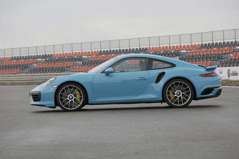 Porsche 911 Turbo S - bajeczne turbo w bajkowym kolorze