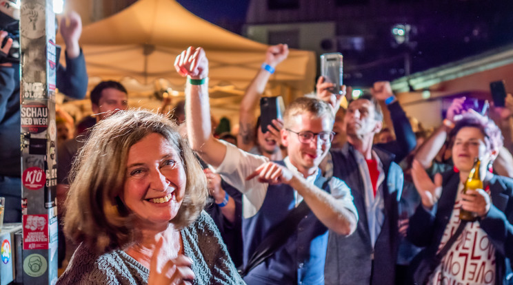 Elke Kahr az ünneplő választókkal / Fotó: Simon Gostentschnigg