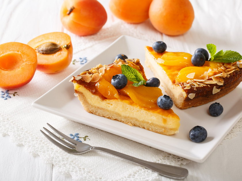 Ciasto na niedzielę najlepsze będzie z sezonowymi owocami – wybierasz porzeczki, wiśnie czy morele?