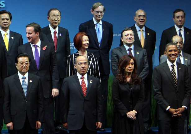 Liderzy państw grupy G20 na szczycie w Seulu w 2010 roku. W pierwszym rzędzie od lewej stoją: Hu Jintao, prezydent Chin, Felipe Calderon, prezydent Meksyku, Cristina Fernandez de Kirchner, prezydent Argentyny i prezydent USA Barack Obama. W środkowym rzędzie od lewej: David Cameron, premier Wielkiej Brytanii; Julia Gillard, premier Australii, Jose Manuel Barroso, prezydent Unii Europejskiej; Meles Zenawi, premier Etiopii. W ostatnim rzędzie od lewej: Nguyen Tan Dung, premier Wietnamu; Ban Ki Moon, sekretarz generalny Organizacji Narodów Zjednoczonych; Robert Zoellick, prezes Banku Światowego; Angel Gurria, sekretarz generalny (OECD); Mario Draghi, prezes Financial Stability Board (FSB). Fot. Tomohiro Ohsumi/Bloomberg