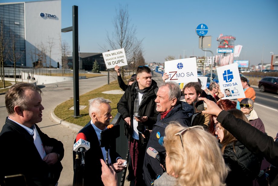 Protest przed siedzibą TZMO 23 marca 2022 r.