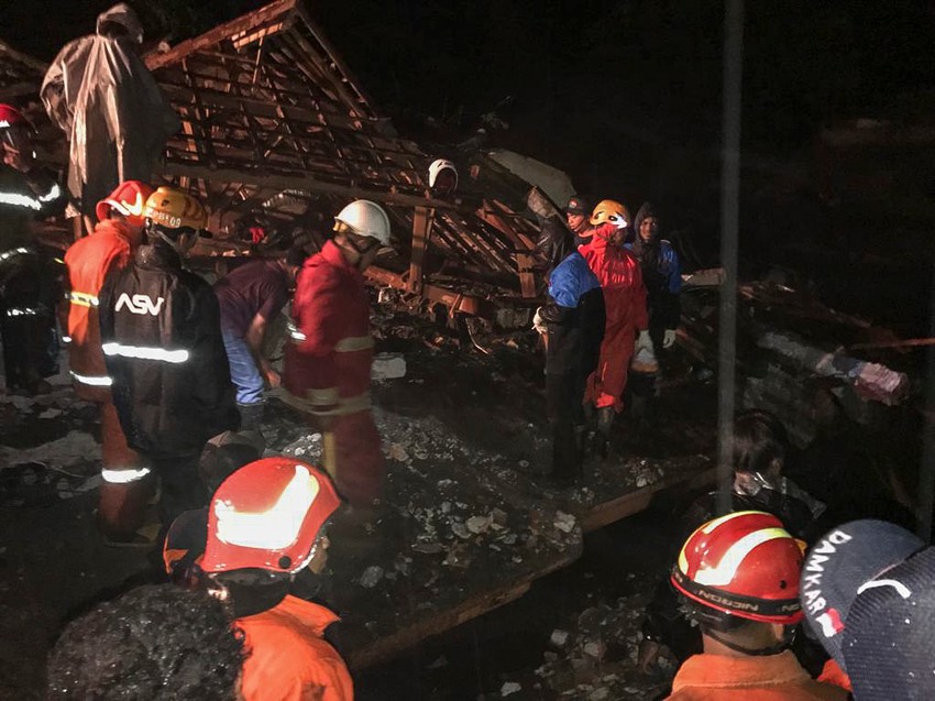 Indonezija poplave foto epa BPBD BATU  HANDOUT