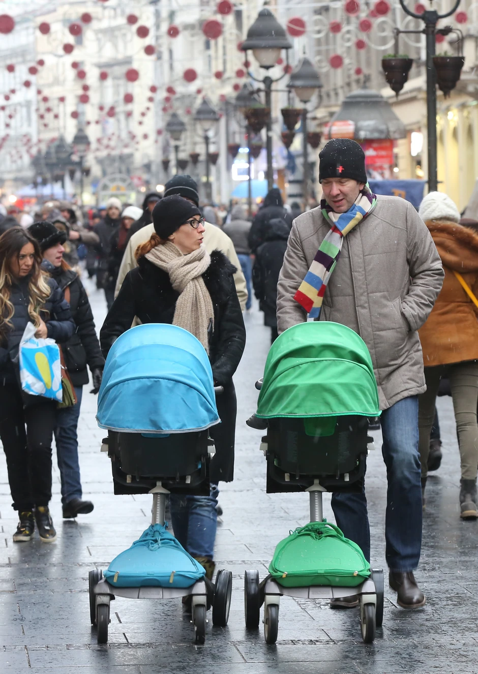 Hladno vreme i sneg koji provejava ne smetaju onima koji šetaju u Knez Mihailovoj