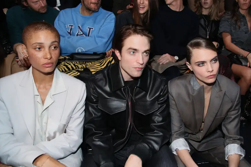 Adwoa Aboah, Robert Pattinson i Cara Delevingne uczestniczą w pokazie Dior Homme Menswear 17 stycznia 2020 r. w Paryżu. (Zdjęcie: Bertrand Rindoff Petroff / Getty Images)