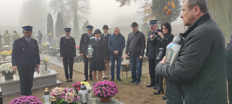 Strażacy odwiedzili groby swoich koleżanek i kolegów. Był czas na wspomnienia i zadumę