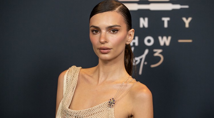 Emily Ratajkowski megérkezik a Rihanna's Savage X Fenty Show Vol. 3 gálára szeptember 22-én, Los Angelesben