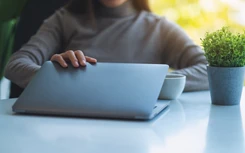Pracownik nie może być offline? Co na to resort pracy?