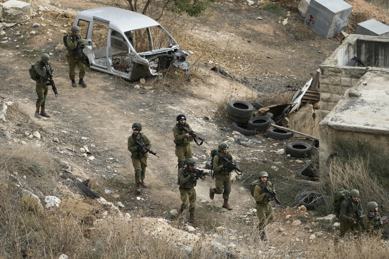 Soldados israelíes durante una operación militar en el campo de refugiados de Balata, en Cisjordania, el 19 de noviembre de 2023.