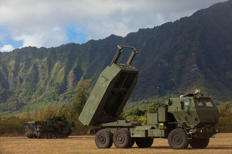 M142 HIMARS – wysoka mobilność i wszechstronność