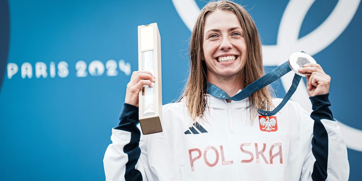 Klaudia Zwolińska z olimpijskim medalem.