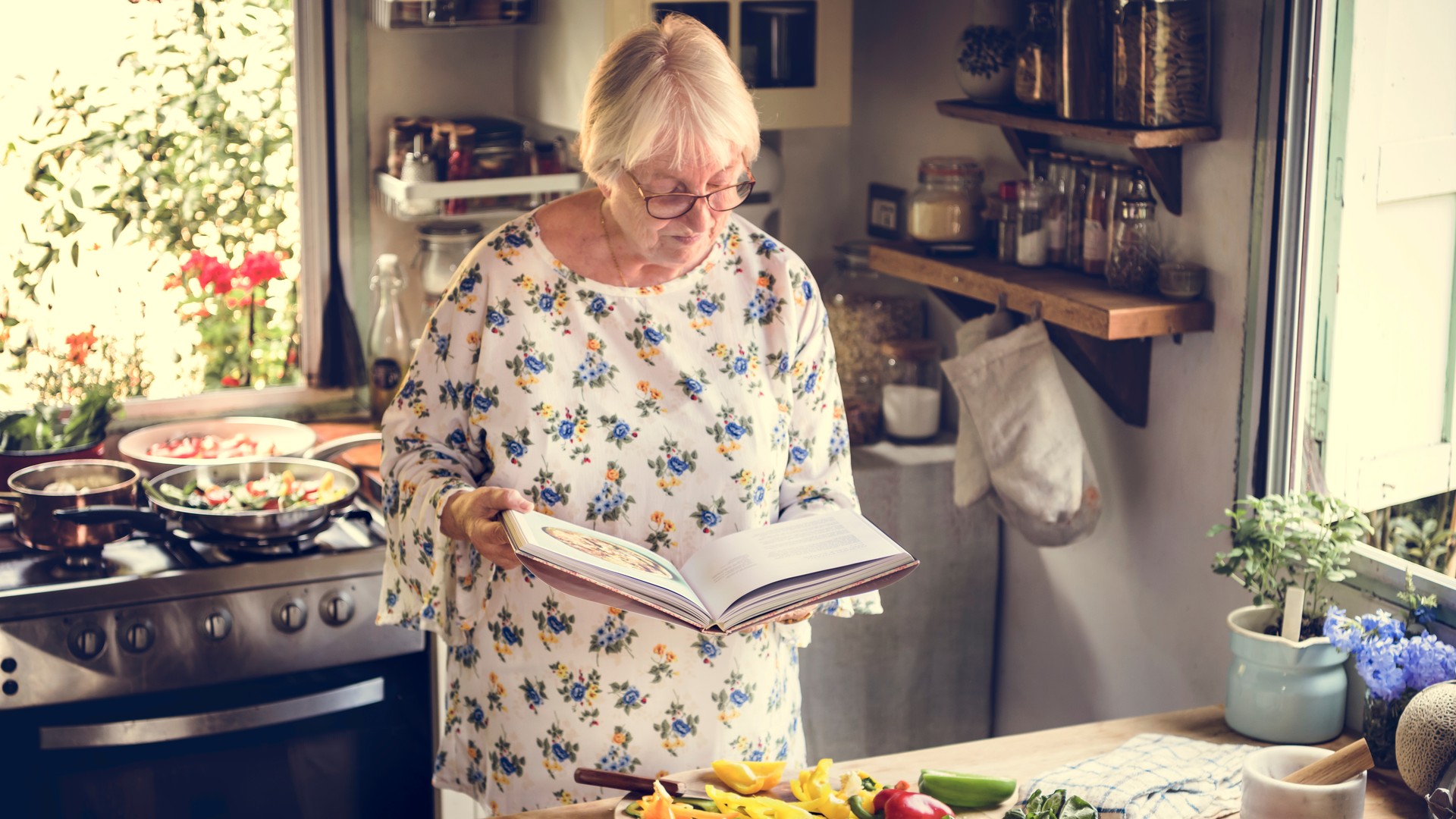 Мод симс 4 бабушки. Книга из гренни. Книги по granny. Granny cookbook. Granny cookbook.