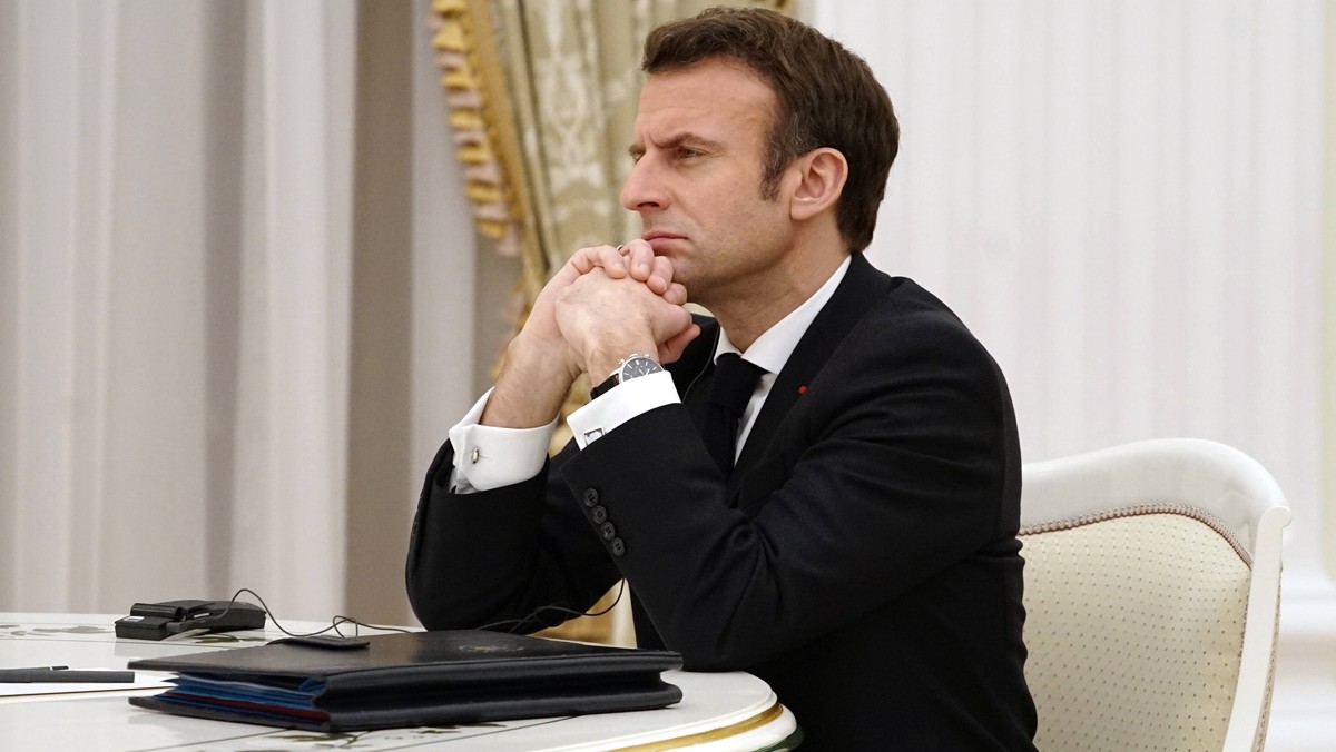 Emmanuel Macron podczas spotkania z prezydentem Rosji Władimirem Putinem