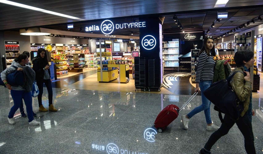 W wyremontowanej części znajduje się 15 nowych sklepów o łącznej powierzchni prawie 3 tys. mkw oraz 10 restauracji i barów zajmujących ok.  2,5 tys. mkw. <br>Na zdjęciu: Strefa duty free.  <br><br>fot.  (cat) PAP/Jakub Kamiński