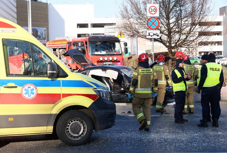 W wypadku zostały poszkodowane cztery osoby z bmw