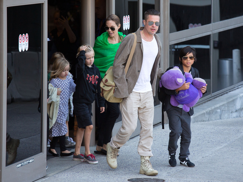 Brad Pitt i Angelina Jolie z dziećmi w 2014 r.