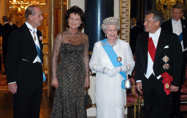 Uroczysta kolacja wydana przez Królową Elżbietę II z udziałem prezydenta Aleksandra Kwaśniewskiego i jego małżonki Jolanty. Z lewej Książę Edynburga Filip.