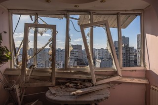 Rosjanie użyli w Kijowie nowego rodzaju broni. Pocisk spadał na spadochronie