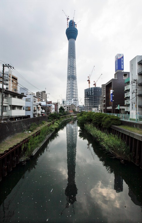 Tokyo Sky Tree i jego odbicie w wodzie, fot. Kimimasa Mayama/Bloomberg