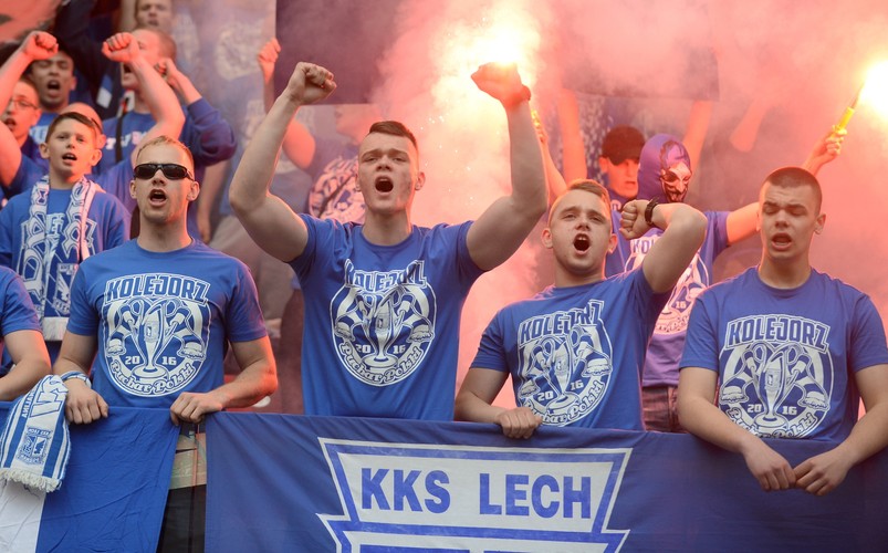 Skandal na Narodowym. Bramkarz Legii trafiony racą. Bójka kibiców. Stadion cały w dymie