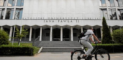 Utknęły w przeszklonej windzie. Z nieba lał się żar