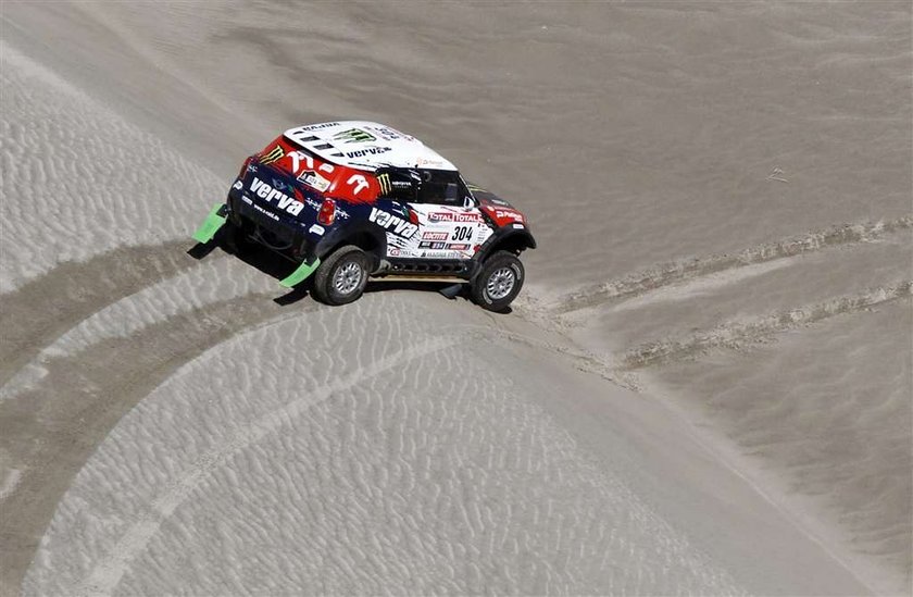 Krzysztof Hołowczyc znakomicie jedzie w Rajdzie Dakar 2012 w swoim Mini