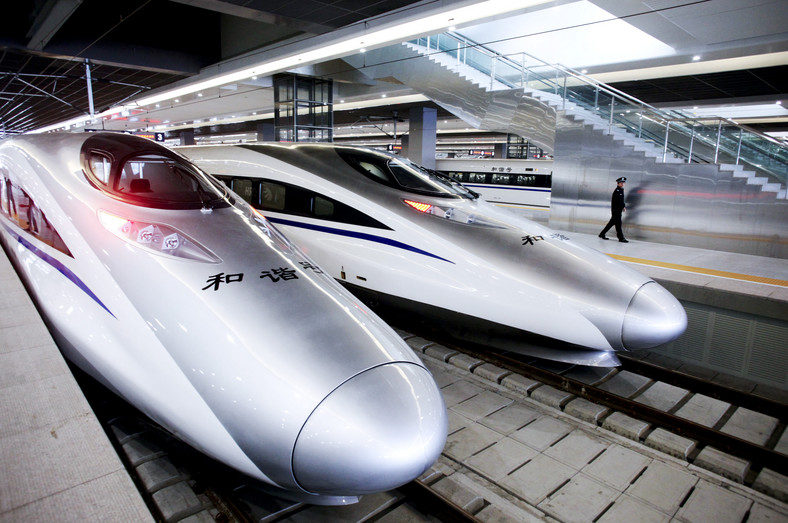 Oficer policji spaceruje przy nowej kolei dużej prędkości, która połączyła Shanghai i Huangzhou w Szanghaju, 26. października. Szybka kolej zaczęła funkcjonować 26 października, skracając czas podróży pomiędzy tymi miastami z 90 do 45 minut.