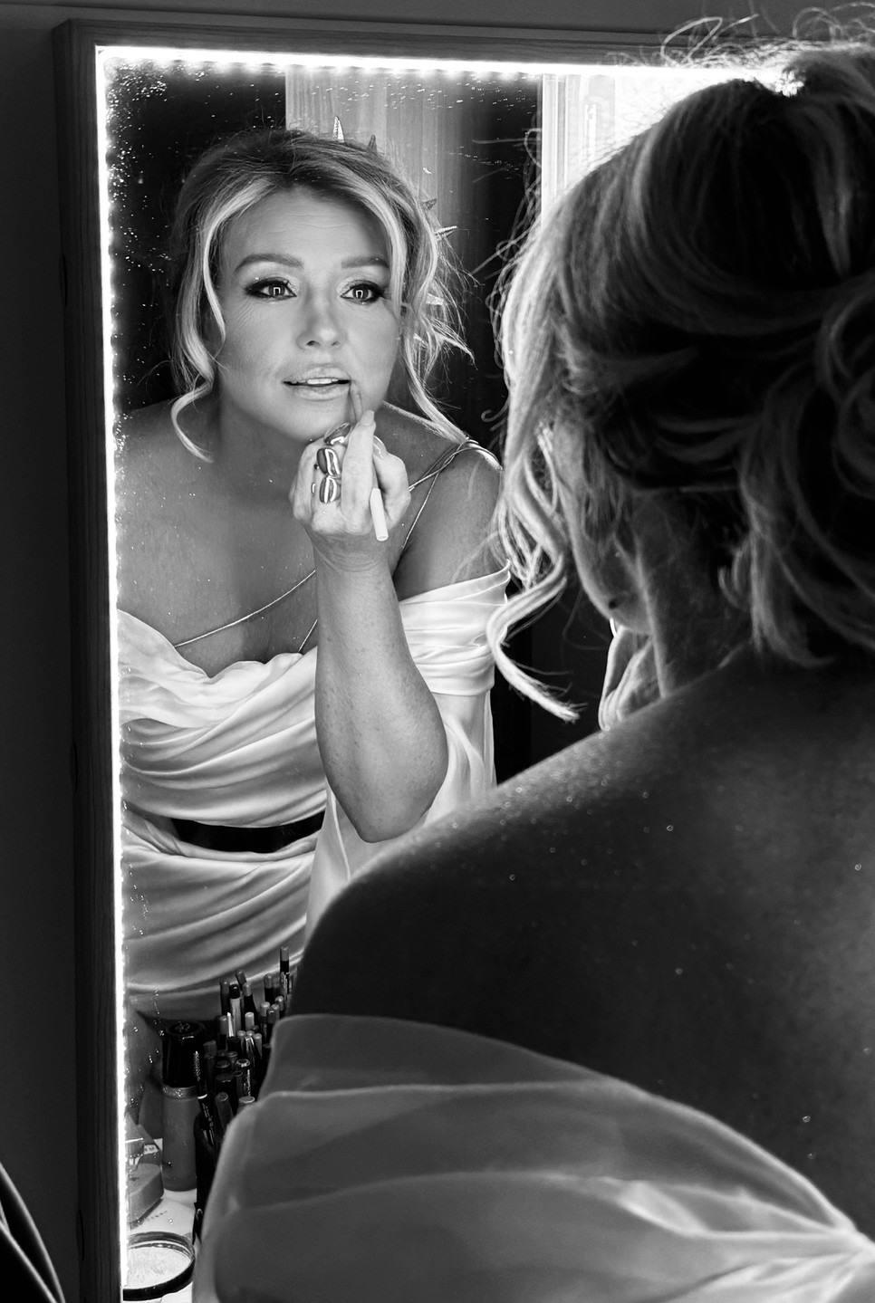 Kiss Márk stylist segítségével bepillanthatunk a kulisszák mögé, láthatjuk, hogy a népszerű színésznő, műsorvetető Lipati Claudia hogy készül a Sztárban Szát All Stars adásaira