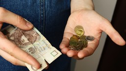 uwaga na przedarte banknoty. w banku możesz dostać za nie znacznie mniej, niż myślisz