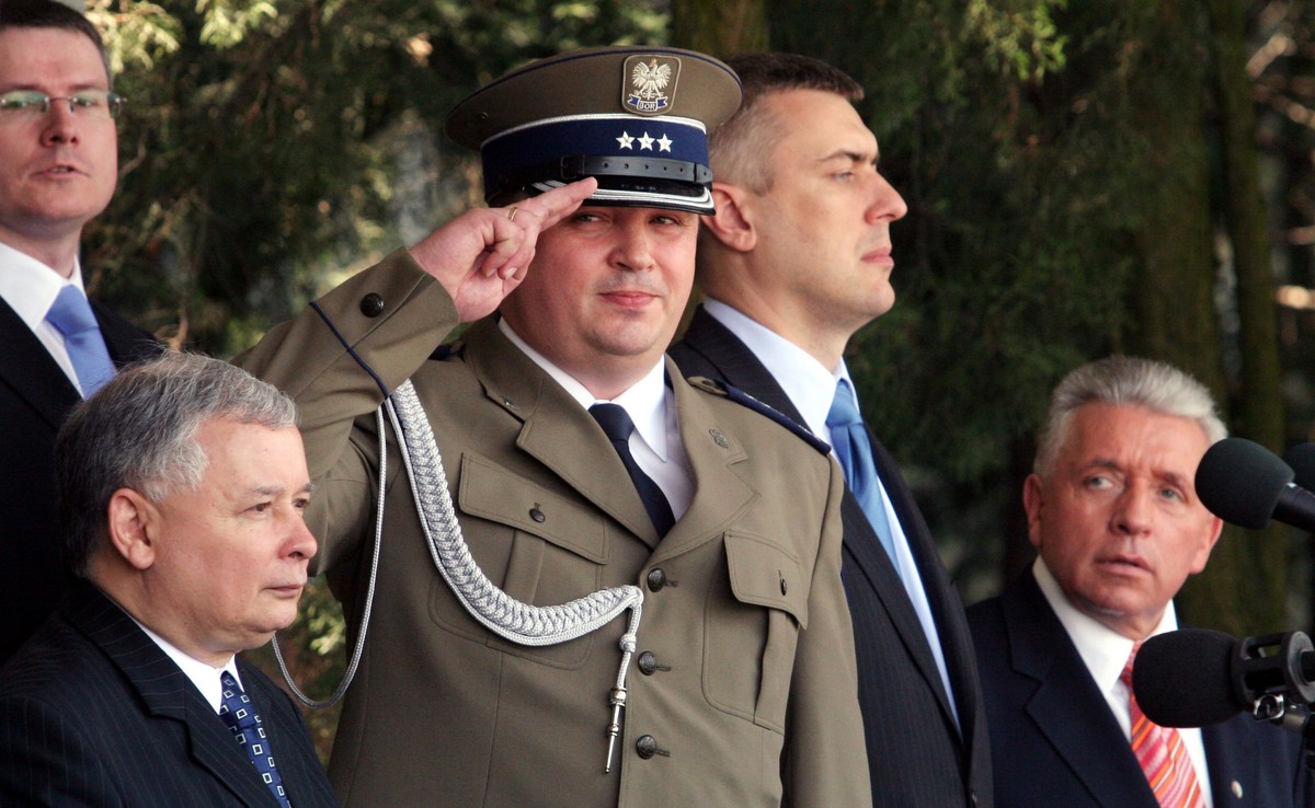 Premier Jarosław Kaczyński (L), szef BOR ppłk Andrzej Pawlikowski (2L) oraz wicepremierzy - minister edukacji Roman Giertych (2P) i minister rolnictwa Andrzej Lepper. Zdjęcie z czerwca 2007 roku