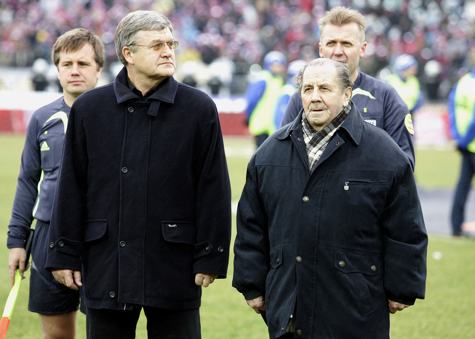 Legendy odwiecznie rywalizujących klubów, Gerard Cieślik (P) z Ruchu Chorzów i Włodzimierz Lubański z Górnika Zabrze