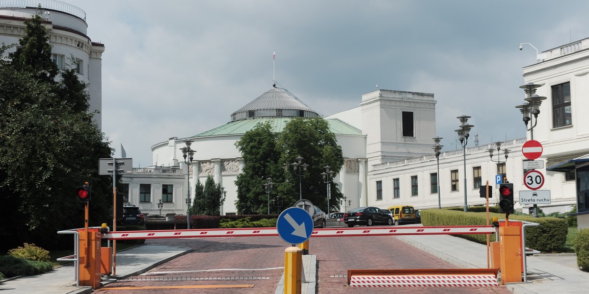 Wiosła, łodzie i... szlifierka. Wielka wyprzedaż w Sejmie!