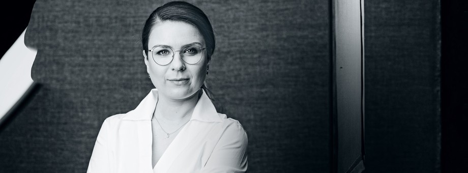 KATARZYNA ŁODYGOWSKA, prawniczka, autorka bloga „Matka prawnik”, mama Heleny i Alicji. Specjalizuje się w pomocy prawnej kobietom w ciąży i tym, które po narodzinach dziecka wracają na rynek pracy. Ze względu na nierówne traktowanie zgłasza się do niej blisko 240 kobiet rocznie. Dla porównania – do Państwowej Inspekcji Pracy w 2018 r. wpłynęło 116 tego typu skarg, jednak nie wiadomo, które z nich są od kobiet, a które od mężczyzn, bo PIP nie prowadzi takich statystyk