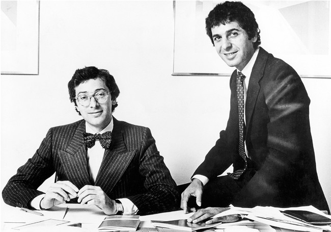 Charles Saatchi (z prawej) z bratem Maurice’em Fotolink